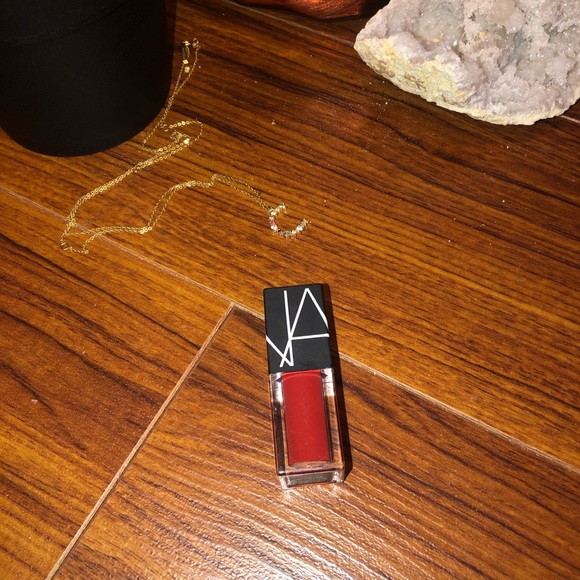 ✨ FREE ✨ NARS MINI VELVET LIP GLIDE IN LA PALACE ✨